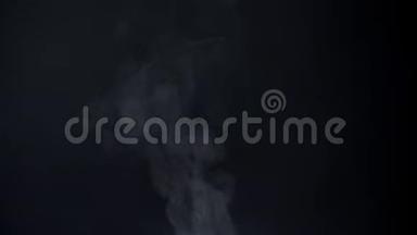 黑色背景下的蒸汽烟雾特写镜头。