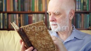 年长的老人在家放松读书，享受退休生活。 背景中的书架
