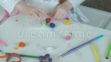 快乐的小女孩把五颜六色的塑料<strong>放在</strong>一个容器里，<strong>桌面上</strong>是数字和彩色铅笔，