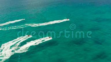 在热带度假胜地乘坐喷气式滑雪板的游客。 菲律宾，长滩岛