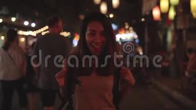 慢动作-年轻的亚洲旅游妇女<strong>背包客</strong>喝酒或啤酒，并在<strong>城市</strong>街头夜间聚会跳舞。