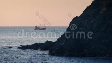 日落时分，渔舟在岩石后面经过