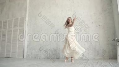 <strong>优雅</strong>的年轻芭蕾舞演员穿着<strong>浅色</strong>连衣裙和尖角跳舞芭蕾。 青春的美丽和<strong>优雅</strong>。 慢动作
