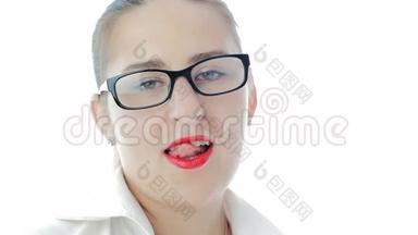 红色口红脱光和咬眼镜的女人特写慢动作视频