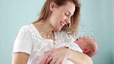 <strong>母亲</strong>怀里抱着一个新生婴儿.. 女人微笑，轻轻地抚摸他。 <strong>母亲</strong>的幸福。 <strong>母亲</strong>