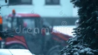 拖拉机和公路工人在冬天在<strong>一条街</strong>上做除雪工作，慢镜头