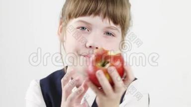 快乐漂亮的女学<strong>生吃</strong>红苹果