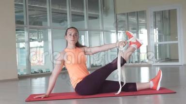 瑜伽垫女人伸展臀部，腿筋<strong>肌肉</strong>，<strong>腿部肌肉</strong>用鸽子姿势伸展。 20s4k