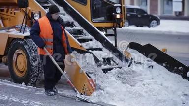 拖拉机从雪地上清理道路。 挖掘机<strong>清扫</strong>城市大量积雪的街道.. <strong>工人清扫</strong>