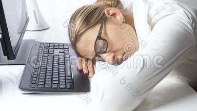 年轻女商人在办公室睡觉的4K视频。 <strong>努力</strong>工作和过度工作的概念