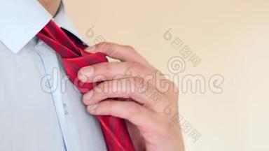 一个商人脱下红领带，解开衬衫上的<strong>扣子</strong>。 4K，慢动作，超级特写。 空间空间