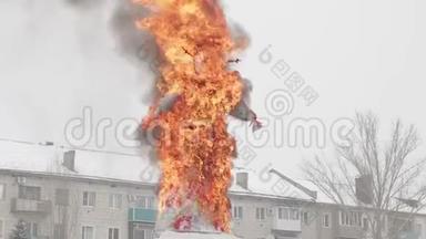 燃烧的马斯利尼莎雕像。 煎饼周。 马斯利尼察是一个东部斯拉夫传统节日，在