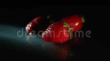 黑色背景下的草莓浆果。 高清高清