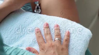女士透明指甲油在家修剪指甲。 工艺抛光钉收口.. 家美甲和护理理念..