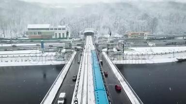 城市火车穿过大桥到隧道。 冬天火车<strong>横渡</strong>河。 城市火车大桥