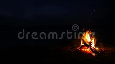 夜间一个湖的营地起火