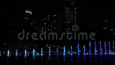 三合一视频。 在彩色喷泉欣赏夜景