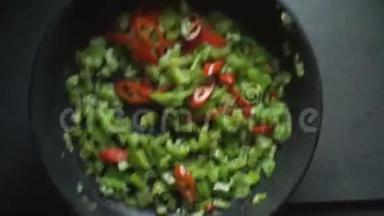 红<strong>辣椒</strong>和青椒，用于煎锅中的炸鸡。 <strong>视频</strong>
