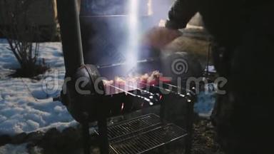 鸡翅在烤架中煮熟，同时挥动一个附件来保持温度