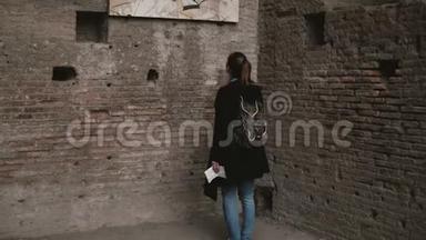 年轻美丽的游客在意大利罗马的Palatine山，考虑到古色古香的美学<strong>墙画</strong>。