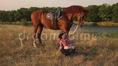 日落时，女孩骑着马向摄像机摆姿势。