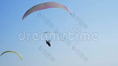 许多滑翔伞在飞行。 剪影人滑翔伞。 滑翔伞飞行体验跳伞夏季。
