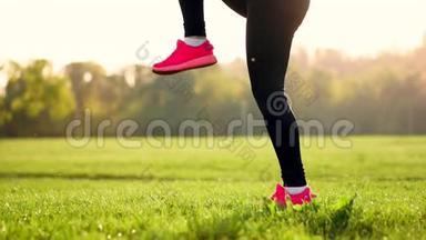日落时分，在草地上一个运动的女孩，穿着白色的上衣和粉红色的运动鞋，在提起前进行热身运动
