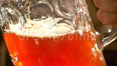 用红色麦芽酒把杯子装满，慢镜头。