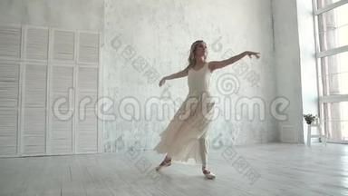 一位年轻的芭蕾舞演员穿着一件白色的<strong>浅色</strong>连衣裙跳舞。穿着尖头鞋的芭蕾舞演员。轻盈<strong>优雅</strong>的概念。缓慢的