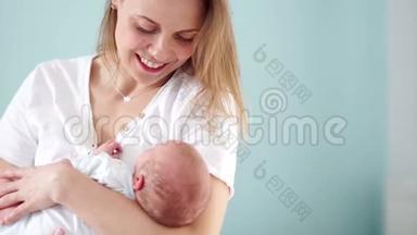 母亲轻轻地抱着一个新生婴儿。 母<strong>爱</strong>和关怀.. 安抚和抚摸婴儿的头。 <strong>母亲节</strong>