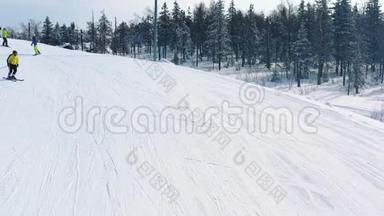 冬季，人们在针叶林附近的滑雪道上近距离观看滑雪坡和滑雪板。 录像。 滑雪