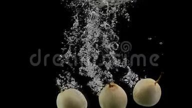 美味的黄梨落入水中，溅起水花，气泡呈黑色