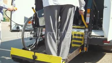 小型货车上的残疾人起重设备-坐轮椅的人从小型货车上下来