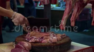 摆摊小贩用刀在木板上切块猪肉动作缓慢