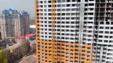 在大城市里用鸟眼`建筑工地. 城市里的建筑。 大型起重机