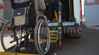 残疾人起重设备-轮椅上的人在汽车上举升