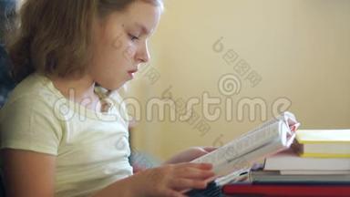 一个可爱的女孩正在备课。 读书。 家庭教育。 <strong>儿童</strong>教育。 知识<strong>日</strong>