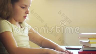 一个悲伤的女孩坐在一堆书上。 愤怒地推开他们，拿起电话。 网瘾。 他微笑着
