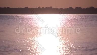 阳光反射在湖泊或河流的水中，形成阳光路径或光线在水中