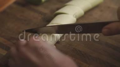 女人割菜在木板旁观看视频