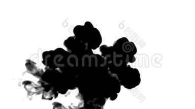 大量的黑色墨水<strong>流动</strong>在白色上缓慢移动，墨水或烟雾注入。 黑色素在水中<strong>流动</strong>