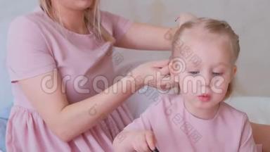 妈妈在用毛毡笔画画的时候，把头发扎成<strong>辫子</strong>，送给穿着粉<strong>红</strong>色连衣裙的迷人的小女儿。