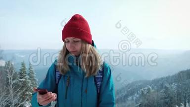 年轻女孩游客在冬天在智能手机上做照片自拍。 使用智能手机旅行的快乐旅游女孩