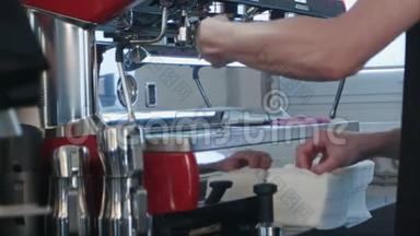 咖啡师集体研磨咖啡，准备<strong>冲泡</strong>浓缩咖啡