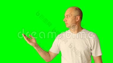 模板透明背景。 男人在绿色屏幕上显示手势。 有头，有手，有手指的手势