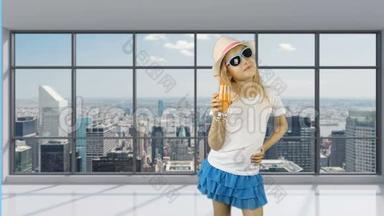 年轻女孩走在空荡荡的办公室里喝橙汁。 在全景窗户后面可以看到城市景观和摩天大楼