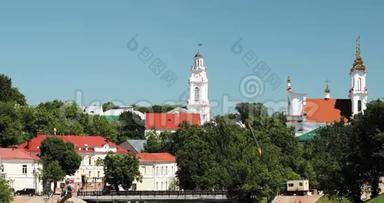 维捷布斯克，白俄罗斯。 在阳光明媚的夏日，市政厅和基督复活教堂。 放大，放大