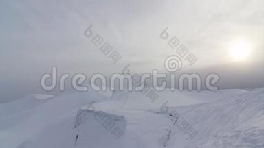 乌云在蓝<strong>天上</strong>掠过高岩山和雪谷令人惊叹的白色景观