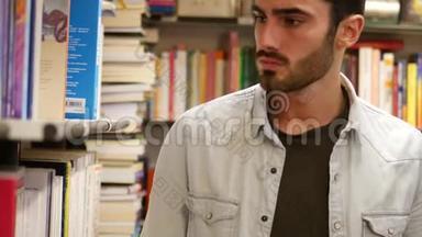 在书店或图书馆翻阅书籍的年轻人