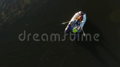 鸟瞰：一群年轻人乘坐充气船穿越湖面。 高清慢镜头